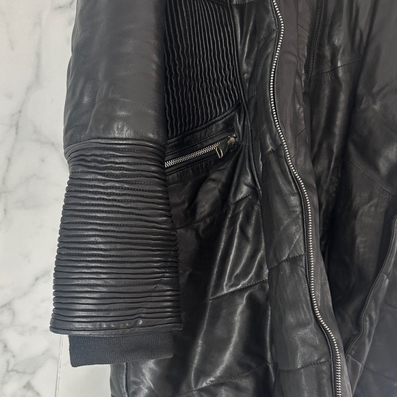 Elegant Black Genuine Leather Coat with Genuine Fur Trim - Picture 4 of 7